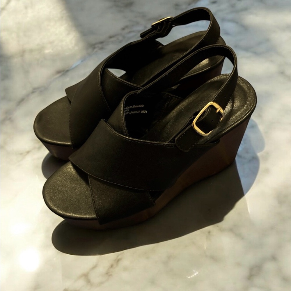 LIKE NEW Universal Thread Black Wedge Sandals